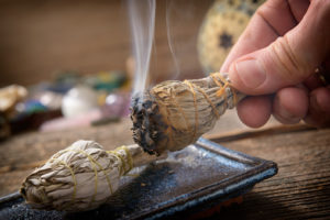 Brûler de la sauge : comment purifier vos bijoux spirituels avec de la sauge  – Karma et Moi